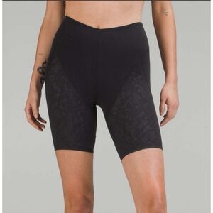 NWT Lululemon Lab Embossed Nulu Yoga Short 8" Tracer Embossed Black sz 2 LW7CJUS